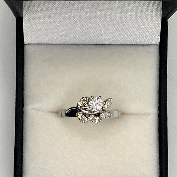 14k White gold ring, Size 6 with REAL Diamonds. Comes with appraisal - Picture 3 of 16